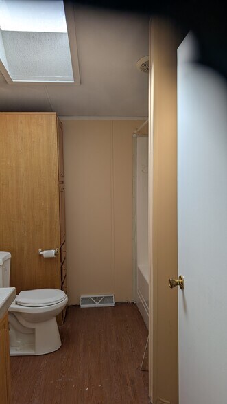 Main bathroom - 291 Pebble Ln