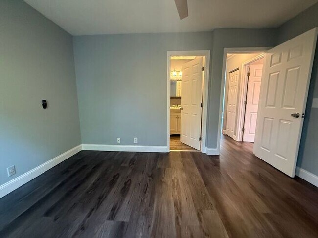 Building Photo - Cute Two Bedroom House in Donelson - Garage & Fenced Backyard