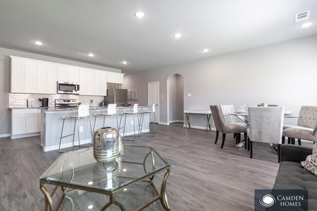 Building Photo - 651 Pinnacle Dr