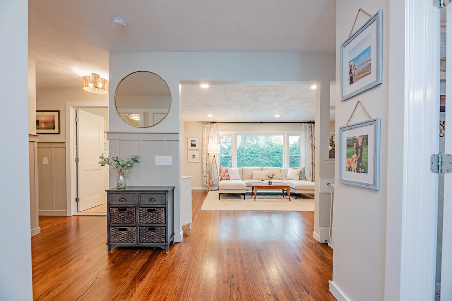 Building Photo - 245 Birch Ln