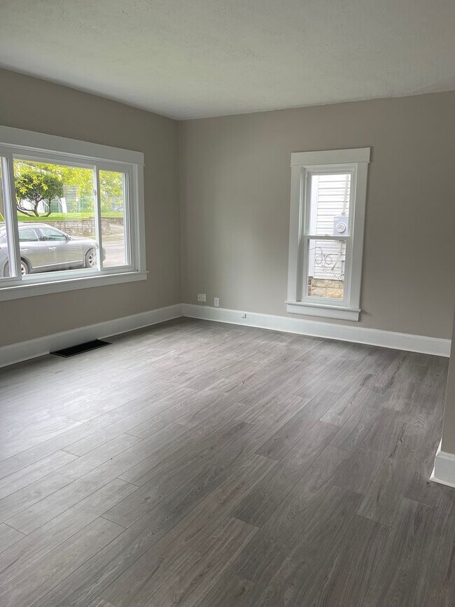 Building Photo - Three Bedroom House