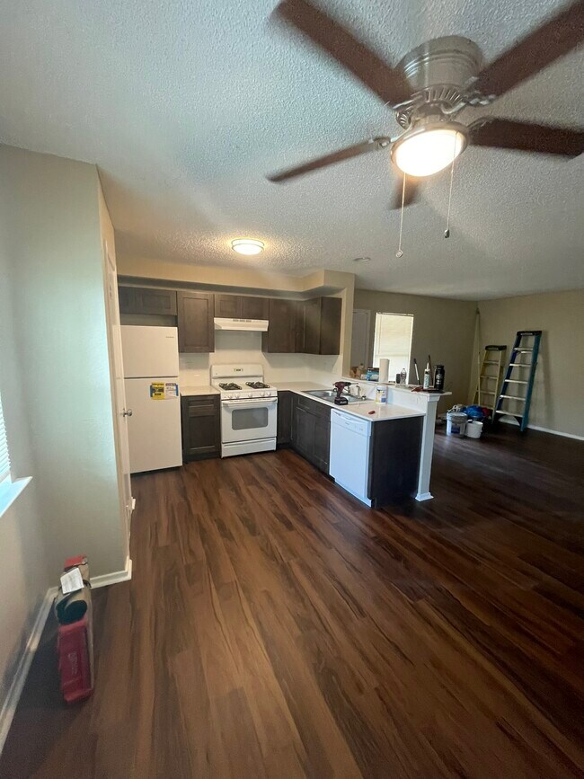 Building Photo - 400 Algerita Dr