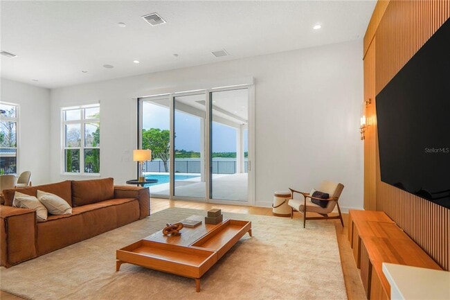 Building Photo - 15023 Pendio Dr