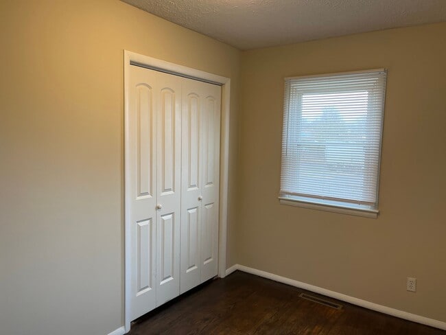 Building Photo - Centrally located 3 bedroom bungalow READY NOW!