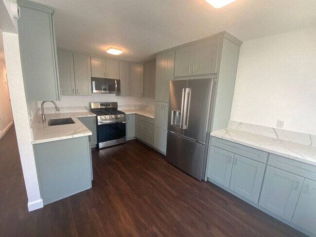 Building Photo - 3 bd/2ba Cottage with alley Access