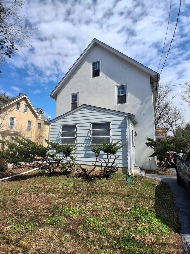 Building Photo - Quiet Responsible Household second floor bedroom for rent