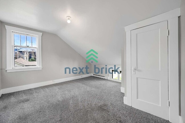 Building Photo - Charming 3-Bed Duplex in Renton - Spacious 1280 Sq Ft Haven!