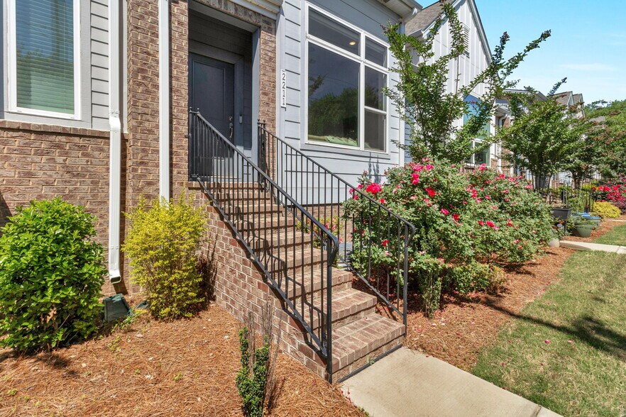 Building Photo - 2211 Statesville Ave
