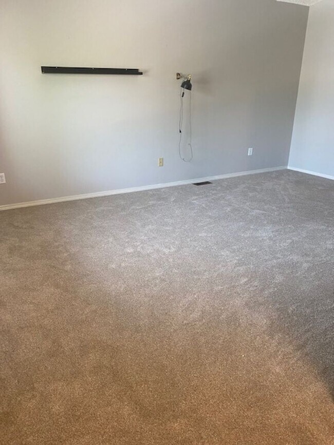 Building Photo - 3 Bedroom Tri-level in Woodland Hills