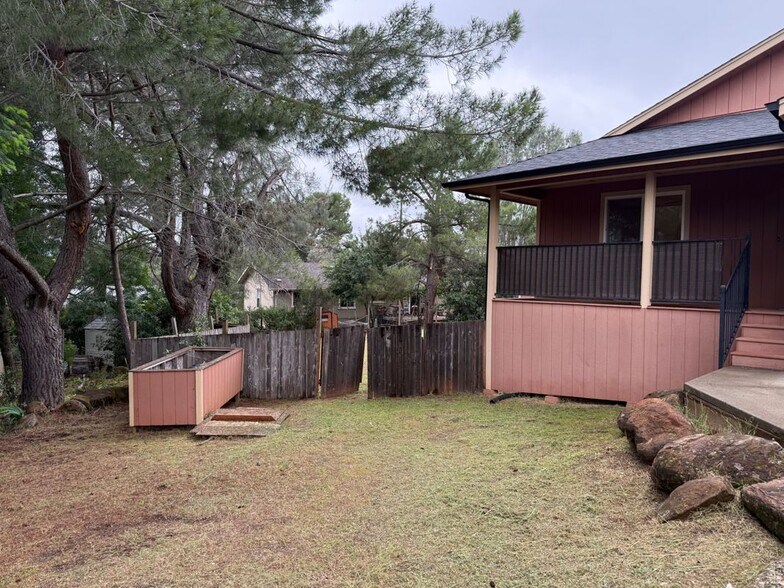 Building Photo - 16656 Pinecrest Ct