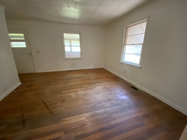 Building Photo - 2 Bedroom, 1 Bath Home in East Rome!