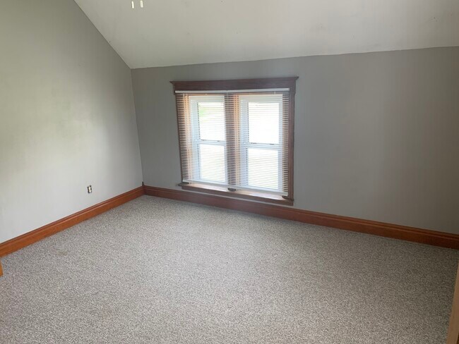 Building Photo - 256 E 5th St