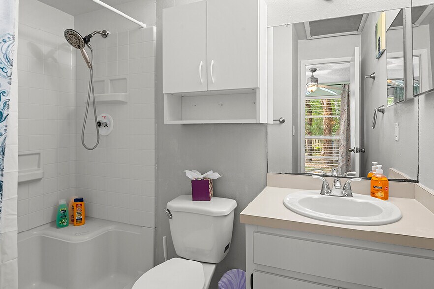 Master Bath - 5014 Gainsville Dr