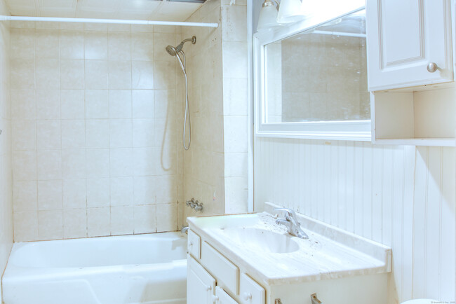 Building Photo - 226 Ledgeside Ave