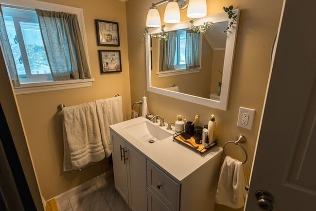 Building Photo - Remodeled 2BR House