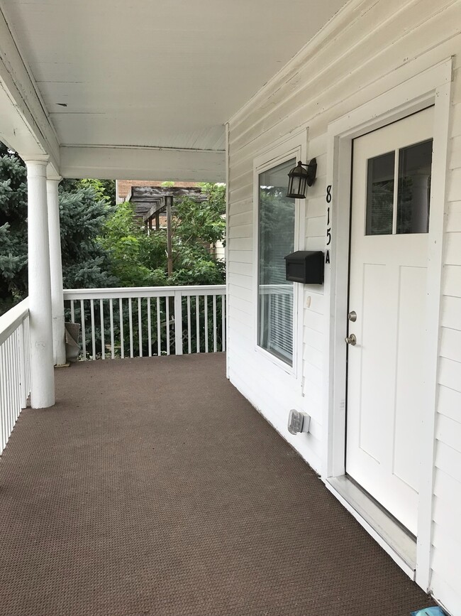 Building Photo - 815 W 11th St