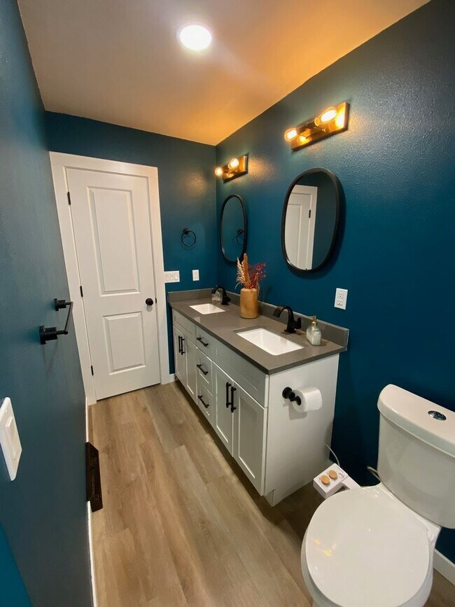 Building Photo - Charming 2-bed, 1-bath home in Sunnyside neighborhood, with private fenced backyard.