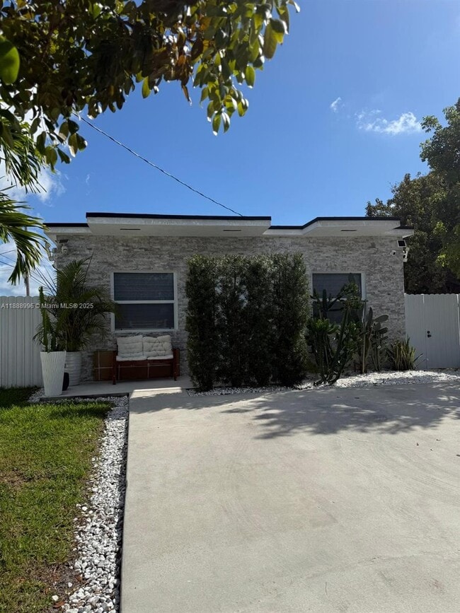 Primary Photo - 5629 NW 31st Ave