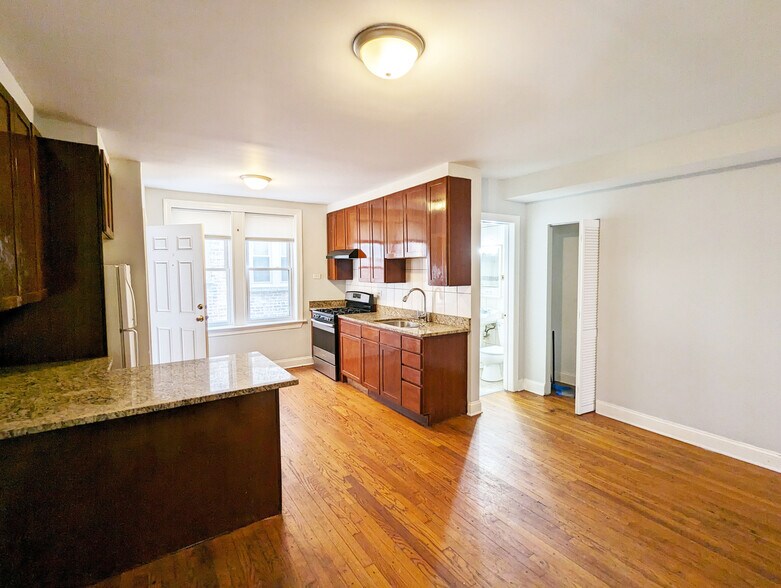 Primary Photo - 5029 N Harding Ave
