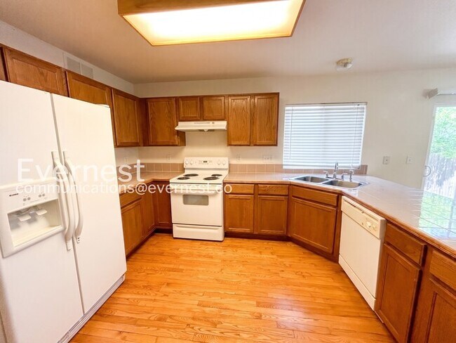 Building Photo - 3 Bed, 2.5 Bath Home with Fenced Yard & Garage / Available Soon!