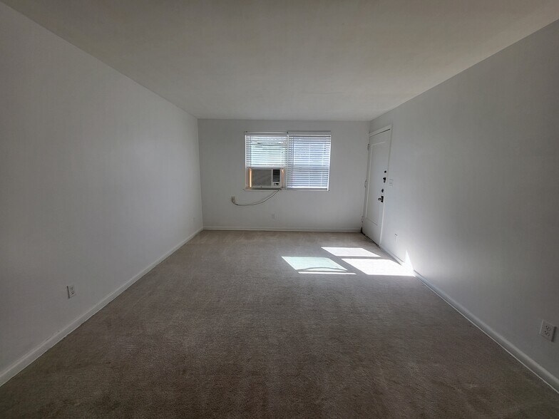 Building Photo - 3365 Drew St