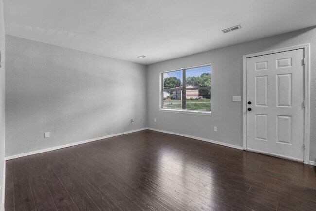 Building Photo - Charming 2-Bedroom Duplex in an Established Neighborhood