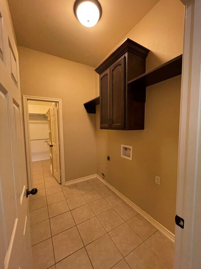 Building Photo - Gorgeous 3-bed/1-bath with garage!
