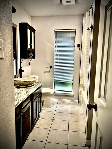 Building Photo - 213 Hickory Springs Dr