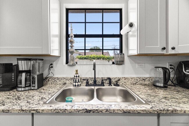 Building Photo - 4 bed 3 bath