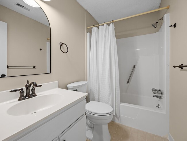 Building Photo - Gorgeous 2 bedroom home- Move-In Ready Condo in Parkview. Minutes to Downtown Greenville & the Ne...