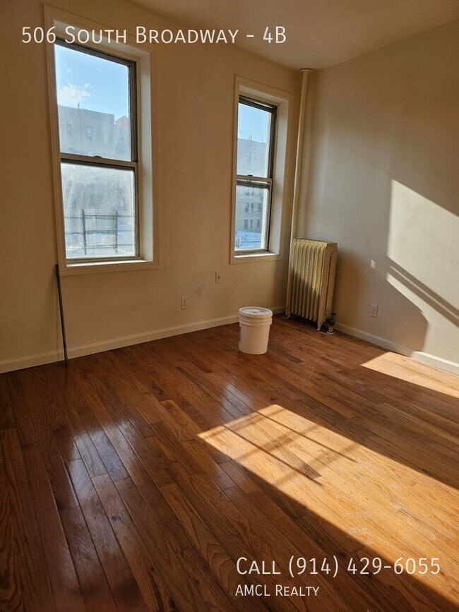 Building Photo - 506 S Broadway