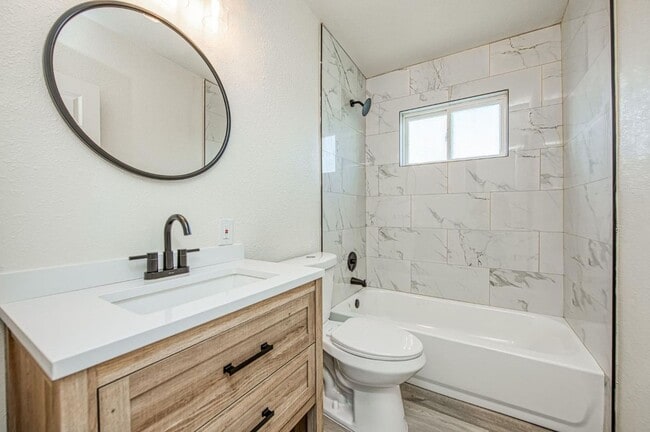 Building Photo - Beautifully Updated 3-Bedroom Single-Famil...