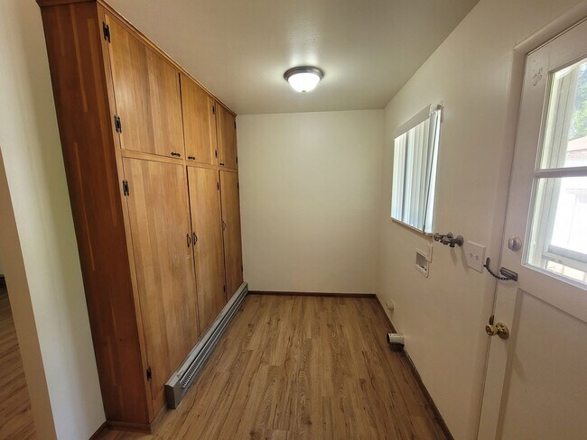 Building Photo - Lovely 2 Bed + 1 Bath in Forest Grove!! Near Pacific University!