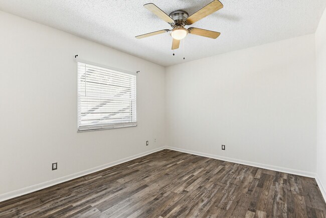 Building Photo - 6 Baywood Dr