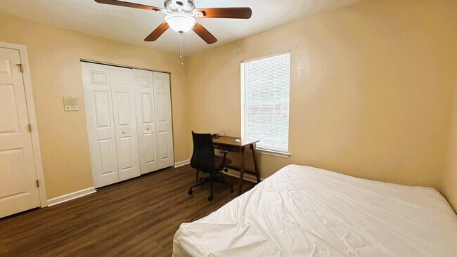 Building Photo - 2173 Timberwood Cir S