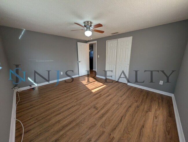 Building Photo - Fabulous 3/1/1 980 Sq. Ft. with NEW AC, NEW flooring, UPDATED kitchen & bath with GRANITE counter...