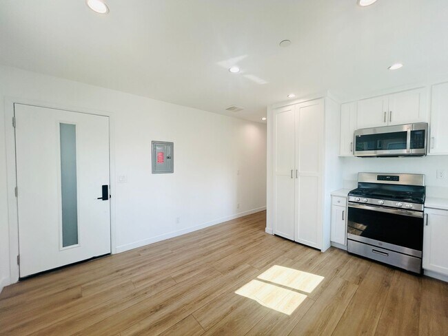 Building Photo - 10914 Columbus Ave