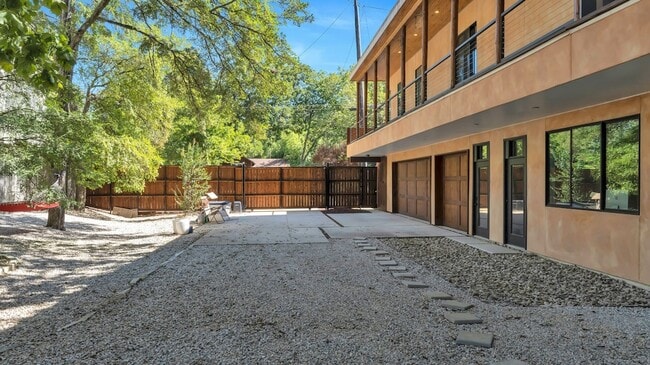 Building Photo - 8635 San Leandro Dr