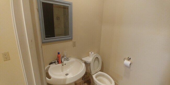 Building Photo - 406 Lillian Dr