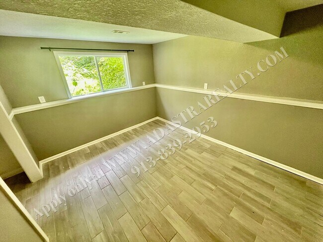 Building Photo - Nice Updated 3 Bed, 1 Bath in KCK-Availabl...