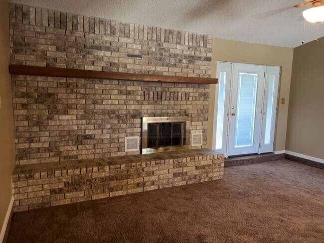 Building Photo - 2733 Phyllis Dr