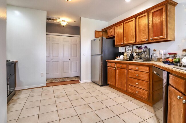 Building Photo - 340 THE Prom