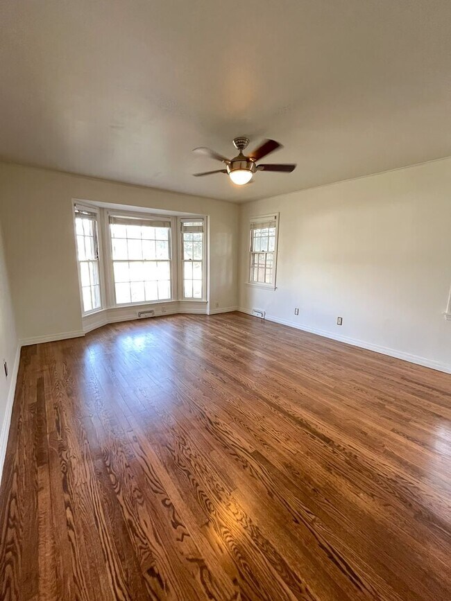 Building Photo - 2 Bed 1.5 Bath 1 Car Garage in the GRADY MUSGRAVE LAKESIDE Addition