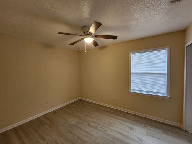 Building Photo - 5434 Sunset Ave