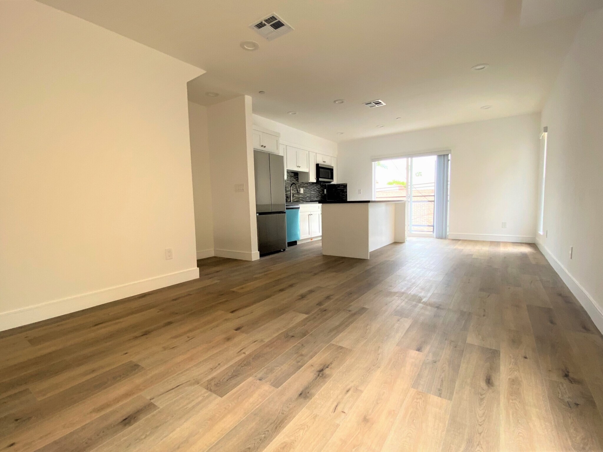 Building Photo - 545 N Kingsley Dr