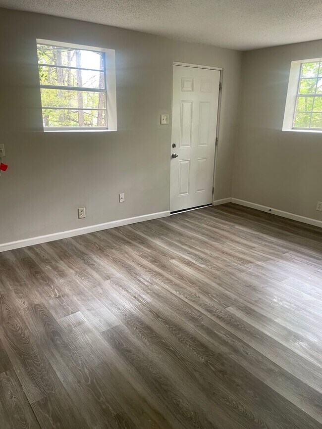 Building Photo - Knoxville 37912 - Spacious 1 bedroom, 1 bath apartment - Contact Lisa Vineyard and Shannon Russel...