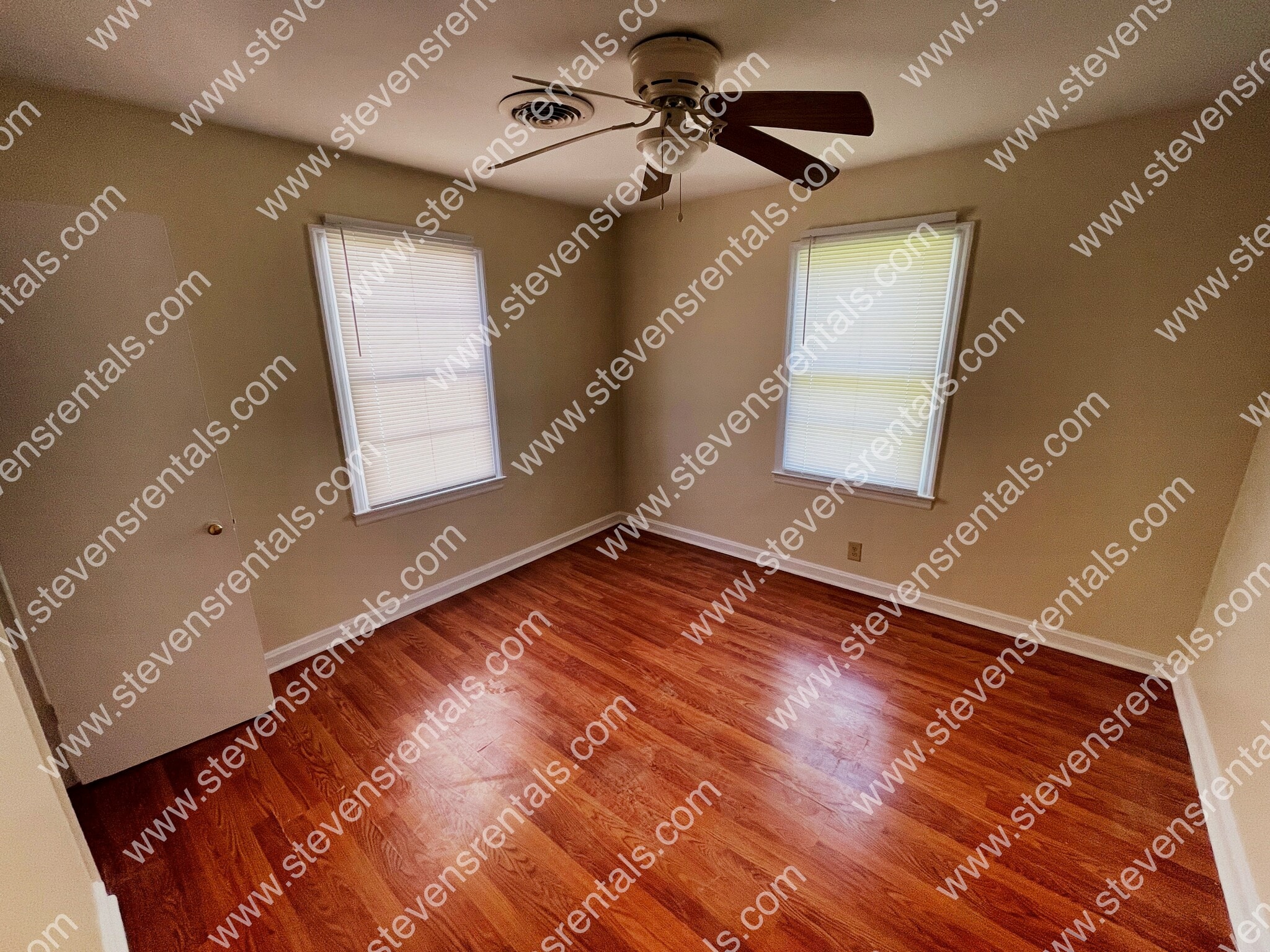 Building Photo - 425 Hall St