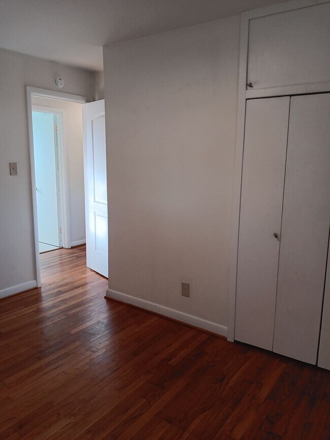 Building Photo - 3 BR Belmont Home with Fenced in Yard!