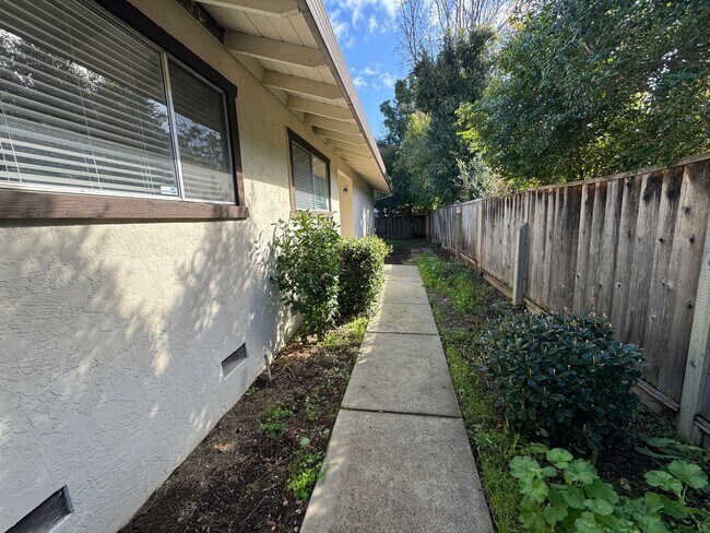 Building Photo - Pinehurst Ave 412-414