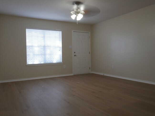 Building Photo - Solms 1 Bed | 1 Bath 670 Sq. Ft.